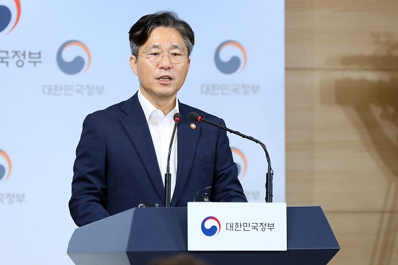 성윤모 산업통상자원부 장관이 24일 오전 서울 종로구 정부서울청사 브리핑룸에서 일본 수출무역관리령 개정안 관련 정부 의견서 제출 관련 브리핑을 하고 있다. (저작권자(c) 연합뉴스, 무단 전재-재배포 금지)