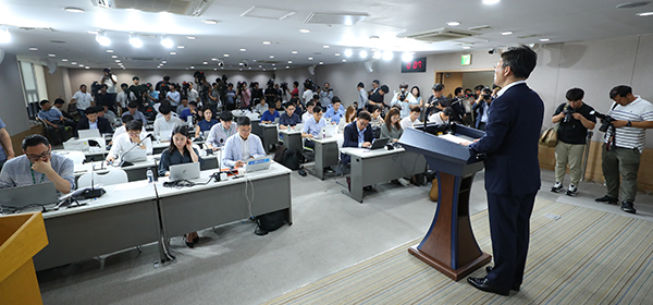 성윤모 산업통상자원부 장관이 24일 오전 서울 종로구 정부서울청사 브링룸에서 일본 수출무역관리령 개정안 관련 정부의 입장을 밝히고 있다. (사진=저작권자(c) 연합뉴스, 무단 전재-재배포 금지)