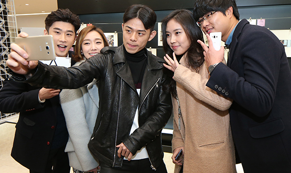 래퍼 빈지노(가운데)는 2010년 시미 트와이스와 함께 2인조 남성 힙합 듀오 ‘재지팩트’를 결성해 활동하고 있다. (사진=저작권자(c) 연합뉴스, 무단 전재-재배포 금지)