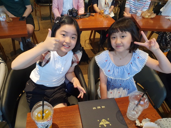 학생부 대상을 수상한 초등학교 4학년인 이윤지, 박채린 학생이 포즈를 취하고 있다.