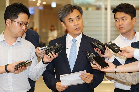  세계무역기구(WTO) 일반이사회에 우리정부의 수석대표로 참석한 김승호 산업통상자원부 신통상질서전략실장이 26일 오후 인천국제공항을 통해 입국해 출장 결과에 대해 언론에 브리핑하고 있다. (사진=저작권자(c) 연합뉴스, 무단 전재-재배포 금지)