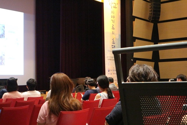 설명회에 참석해 긴 시간 강연 등에 집중했던 학부모들.