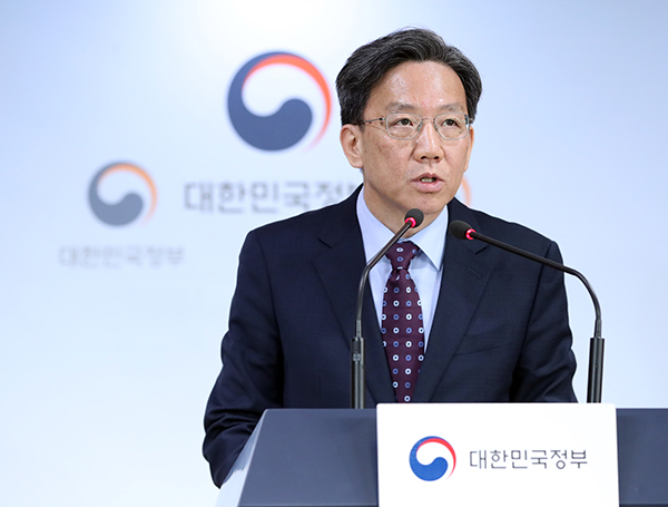 이련주 국무조정실 규제조정실장이 27일 오전 서울 세종로 정부서울청사에서 규제 정부 입증책임제도를 추진한다고 밝히고 있다..(사진=저작권자(c) 연합뉴스, 무단 전재-재배포 금지)