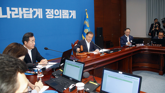 문재인 대통령이 2일 오후 청와대에서 일본의 추가 경제 보복 조치에 대한 대응방안을 논의하기 위해 열린 임시 국무회의에서 회의 시작을 알리고 있다. 이날 국무회의는 일본이 오전 각의(국무회의)에서 한국을 ‘전략물자 수출심사 우대국’(화이트리스트·백색국가)에서 제외한 데 따른 조치다. (사진=저작권자(c) 연합뉴스, 무단 전재-재배포 금지)
