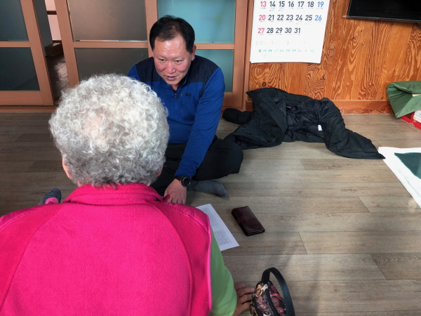 가평군은 이장, 노인회장, 부녀회장, 새마을지도자 등을 생명지킴이로 양성하여 이웃을 돌봐주고 있다(사진=가평군)