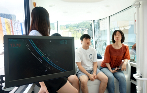 자율주행차량이 판교 테크노밸리 일대를 혼자서 잘도 간다. 모니터에는 제로셔틀 주변을 오가는 차량들을 실시간으로 모니터링 할 수 있다.