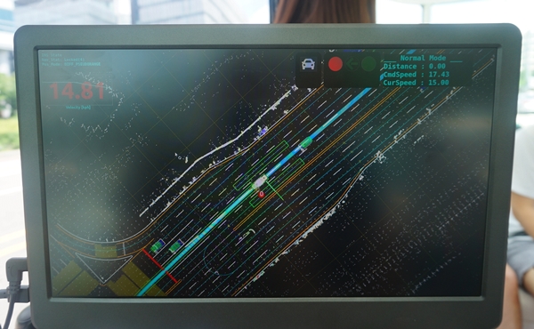 모니터에는 제로셔틀 주변을 오가는 차량들을 실시간으로 모니터링 할 수 있다.