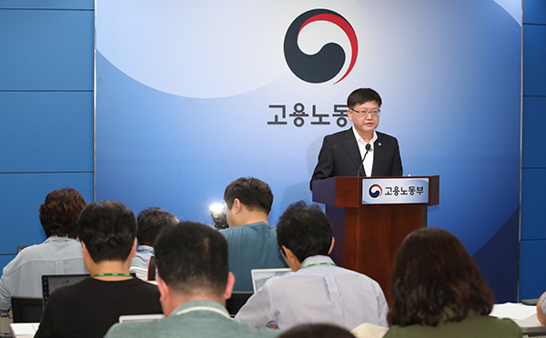 임서정 고용노동부 차관이 5일 오전 정부세종청사에서 최저임금 고시 관련 브리핑을 하고 있다. 노동부는 이날 내년도 최저임금을 8590원으로 결정했다는 내용의 고시를 관보에 게재했다. (사진=저작권자(c) 연합뉴스, 무단 전재-재배포 금지)
