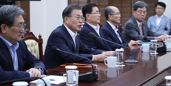 문재인 대통령이 5일 오후 청와대에서 수석·보좌관 회의를 주재하고 있다. (사진=저작권자(c) 연합뉴스, 무단 전재-재배포 금지)
