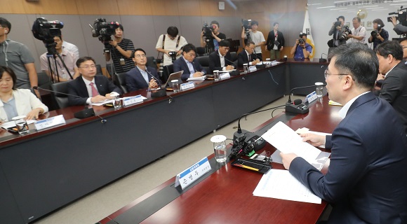  손병두 금융위원회 부위원장이 6일 오전 정부서울청사에서 증권사와 자산운용사, 애널리스트, 금융감독원, 한국거래소 등 관계자들이 참석한 가운데 열린 증권시장상황 점검을 위한 금융투자업계 간담회에서 발언하고 있다. (저작권자(c) 연합뉴스, 무단 전재-재배포 금지) 
