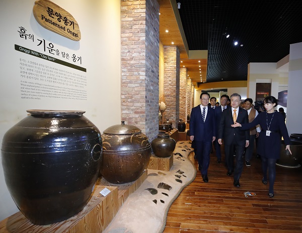 문화체육관광부와 한국관광공사는 광복절을 기념하고 국내여행을 활성화하기 위해 이같이 선정했다고 12일 발표했다. 문재인 대통령이 17일 오전 울산광역시 울주군 외고산 옹기마을 내 박물관을 방문해 다양한 문양이 새겨진 옹기들을 관람하고 있다.(사진=저작권자(c) 연합뉴스, 무단 전재-재배포 금지)