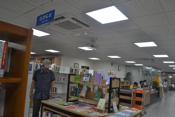 신간도서 코너, 초·중·고 교과연계 코너, 폭염을 이기는 추리소설 코너 등 서점에서 볼만한 서적 배치로 이용객들이 다양한 책을 한 눈에 볼 수 있게 마련돼 있었다.