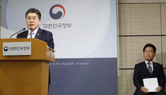 지난 1월 2일 정부세종청사에서 정승일 산업부 차관(왼쪽)과 서주석 국방부 차관이 산업기술 유출 근절대책을 발표하고 있다. (저작권자(c) 연합뉴스, 무단 전재-재배포 금지)