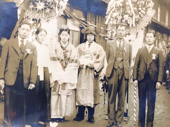 이순애 씨 외할머니의 결혼식. 일본에서 치러진 결혼식이지만 신랑은 사모관대를 신부는 족두리에 연지곤지를 찍은 전통복식 차림이다. 