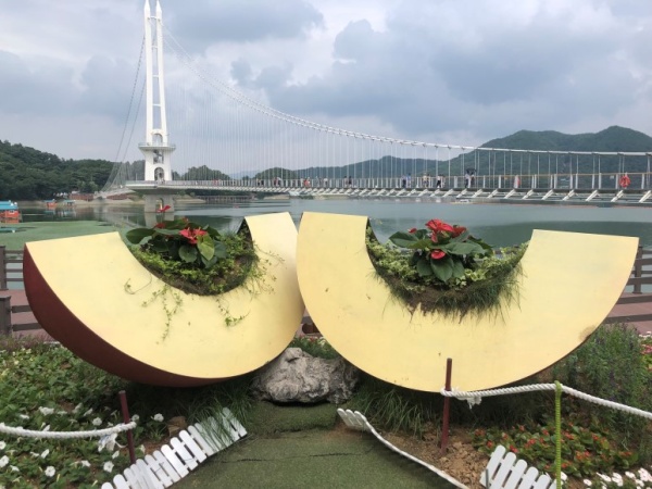 출렁다리를 둘러싸고 곳곳에 예산의 특산물 사과를 주제로 한 조각품이 위치하고 있다.