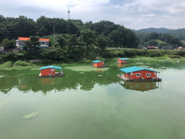 예당호에서 붕어 낚시를 즐길 수 있는 여러 시설들