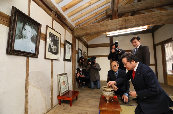 이낙연 국무총리가 28일 경북 안동의 임청각을 찾아 사당에서 분향하고 있다. 임청각은 임시정부 초대국무령을 지내고, 신흥무관학교를 설립한 독립운동가 석주 이상룡 선생의 생가다.(사진=저작권자(c) 연합뉴스, 무단 전재-재배포 금지)