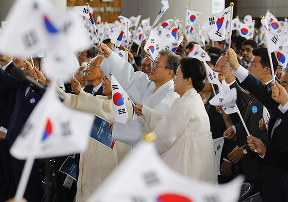  문재인 대통령이 15일 오전 천안 독립기념관 겨레의 집에서 열린 제74주년 광복절 경축식에서 참석자들과 함께 태극기를 흔들고 있다. (사진=저작권자(c) 연합뉴스, 무단 전재-재배포 금지)