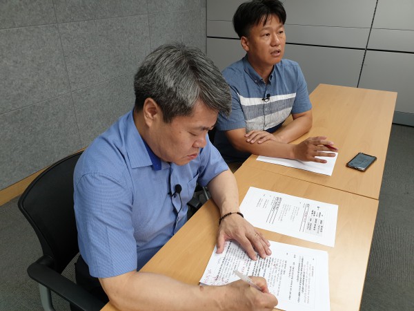 진행자 박성우 심사관이 대본을 수정하고 있습니다.
