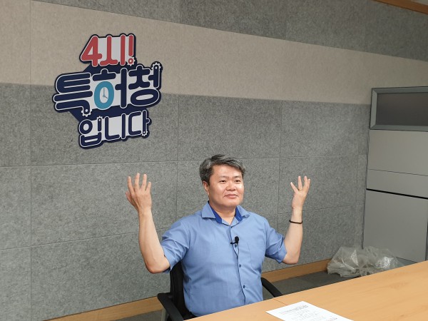 오프닝 인사하는 박성우 심사관