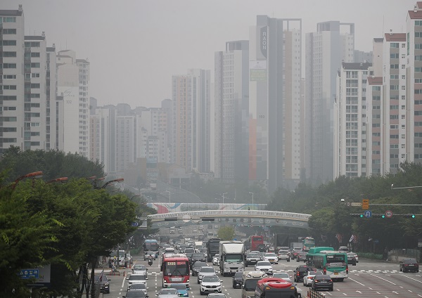 오는 2021년까지 현장 맞춤형 미세먼지 저감 기술개발·실증 및 주요 미세먼지 발생원인 규명을 위해 총 450억 원이 투입된다.사진은 초미세먼지 농도가 ‘나쁨’ 수준을 보인 7월 15일 오전 경기도 수원시 영통구 봉영로 일대가 뿌옇다.(사진=저작권자(c) 연합뉴스, 무단 전재-재배포 금지)