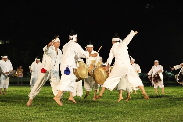 밀양백중놀이는 음력 7월 보름 무렵 풍년을 기원하며 놀이를 벌이는 축제이다. 놀이판 중에 하나인 오북춤의 모습이다. (사진=밀양백중놀이보존회)