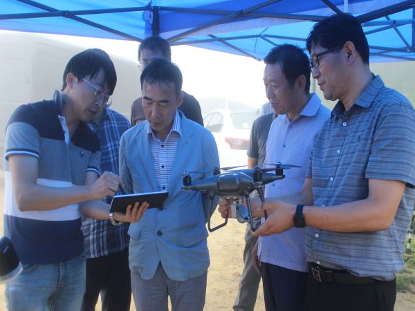 드론과 태블릿PC를 활용한 조사방법에 대한 설명을 듣는 최성욱 통계청 차장(왼쪽 두번째)