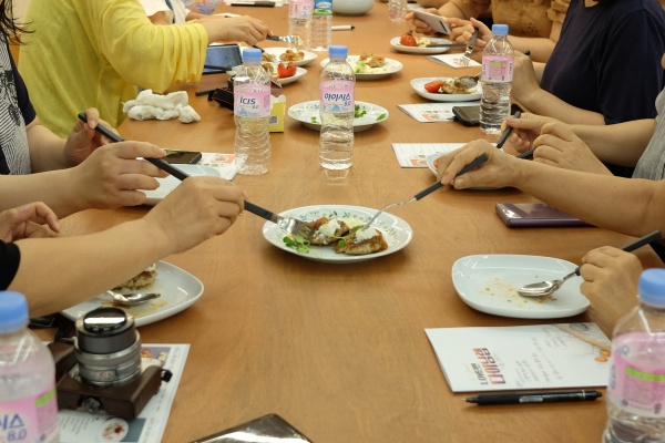 2시간 동안 맛있는 냄새만 맡느라 참기 힘들었을 참가자들의 시식 시간.