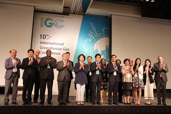 제10회 국제온실가스회의에 발표와 토론을 맡은 각국 참가자들. 