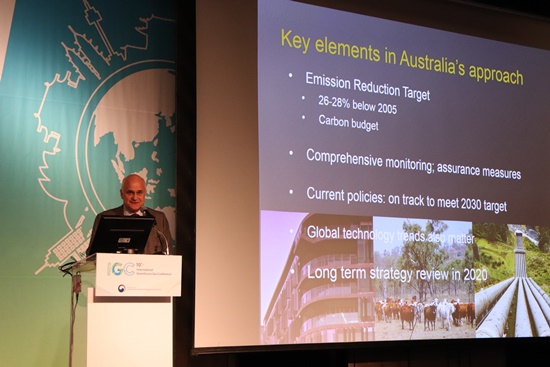 호주의 온실감축 목표 계획을 발표 중인 호주 환경에너지부 차관보 Rob Sturgiss 호주 환경에너지부 차관보.