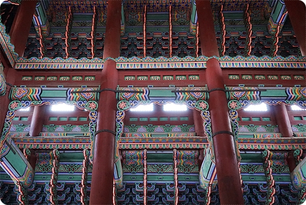 지금껏 깨닫지 못한 걸까. 지나치고 말았다. 확실히 안으로 들어오는 채광을 느껴야 알게 된다.