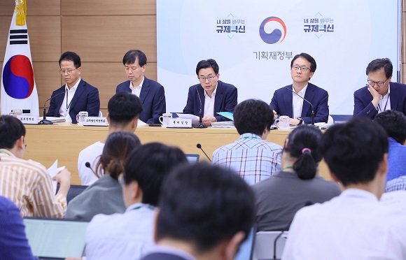 김병규 기획재정부 세제실장 등이 7월 22일 세종시 정부세종청사 기획재정부에서 2019년 세법 개정안에 대해 설명하고 있다. (저작권자(c) 연합뉴스, 무단 전재-재배포 금지)