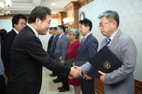  이낙연 국무총리가 27일 정부서울청사에서 제1기 국가물관리위원회의 4대강 유역을 대표하는 유역물관리위원회 위원장(한강, 낙동강, 금강, 영산·섬진강)에게 각각 위촉장을 주고 있다.(사진=저작권자(c) 연합뉴스, 무단 전재-재배포 금지)