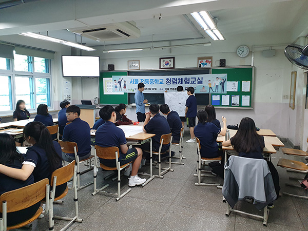 액션러닝 페이지를 발표하는 학생들.