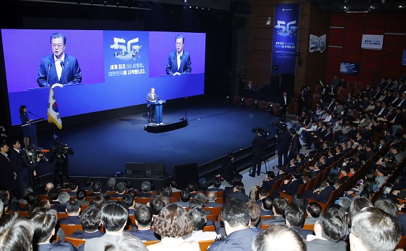 문재인 대통령이 4월 8일 오전 서울 송파구 올림픽 공원 K-아트홀에서 열린 '세계 최초 5G 상용화, 대한민국이 시작합니다' 행사에서 기념사를 하고 있다. (저작권자(c) 연합뉴스, 무단 전재-재배포 금지)