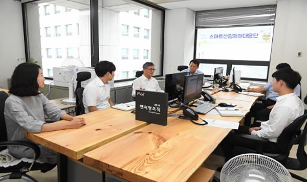 2019 벤처형조직 ‘스마트산림재해대응단’을 방문한 김재현 산림청장(좌측 3번째).