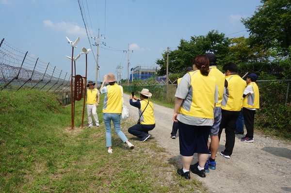 파주 DMZ 평화의 길 초입에 나오는 생태탐방로다. 여기서 ‘평화로 가는 길 이제 시작입니다’라는 솟대 앞에서 탐방객들은 기념촬영을 했다. 