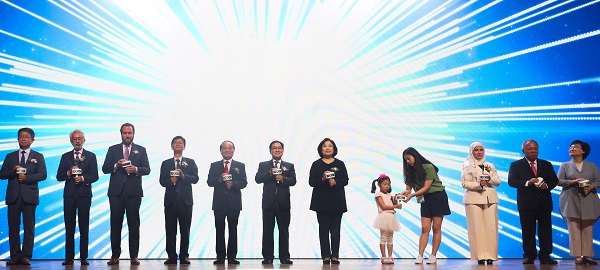 아태지역 최대 국제행사인 ‘월드 스마트시티 위크’가 올해 3회째를 맞아 ‘월드 스마트시티 엑스포’로 격상돼 4일~6일 고양 킨텍스에서 개최된다. 사진은 지난해 9월 일산 킨텍스에서 국토교통부, 과학기술정보통신부, 한국토지주택공사 주최로 열린 제2회 월드 스마트시티 위크 개막식에서 참석자들이 개막 퍼포먼스를 하고 있다.(사진=저작권자(c) 연합뉴스, 무단 전재-재배포 금지)