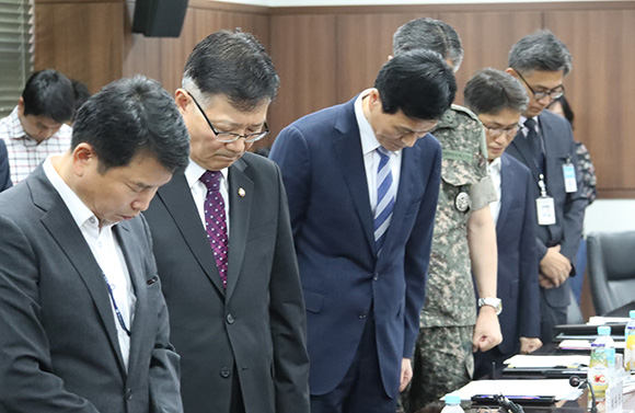 2일 정부서울청사에서 열린 북한이탈주민대책협의회(탈대협) 전체 회의에서 서호 통일부 차관(왼쪽 두 번째) 등 참석자들이 사망한 북한이탈주민 한씨 모자를 위해 묵념을 하고 있다. (사진=저작권자(c) 연합뉴스, 무단 전재-재배포 금지)