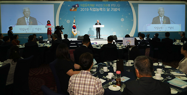 김동만 한국산업인력공단 이사장이 2일 서울 구로구 신도림동 쉐라톤 서울 디큐브시티 호텔에서 열린 고용노동부 2019 직업능력의 달 기념식에서 개회사를 하고 있다. (사진=저작권자(c) 연합뉴스, 무단 전재-재배포 금지)