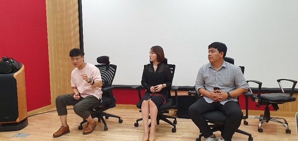 인터뷰 중인 온라인 콘텐츠 부(왼쪽부터 차례대로 남종대 PD , 조민경 아나운서, 박의우 PD)