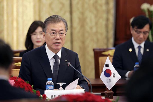 문재인 대통령이 분냥 보라칫 라오스 대통령과 5일(현지시간) 비엔티안 대통령궁에서 정상회담을 하고 있다. (사진=청와대)