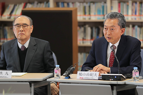 하토야마 유키오 전 일본 총리가 지난 3월 29일 오후 서울 종로구 평창동 재단법인 여해와함께 대화의집에서 열린 ‘3·1운동 100주년 특별 대화모임 - 한일관계 : 새로운 백년을 모색한다’에서 발제하고 있다. 왼쪽은 이홍구 전 총리. (사진=저작권자(c) 연합뉴스, 무단 전재-재배포 금지)