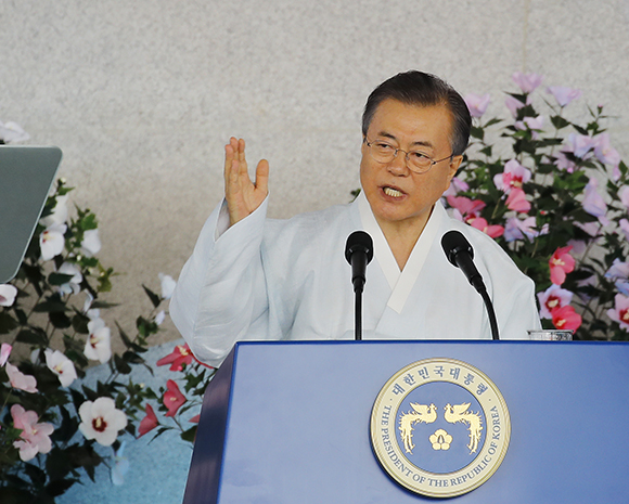 문재인 대통령은 지난 8·15 경축사에서 “평화로 번영을 이루는 평화경제를 구축하고 통일로 광복을 완성하고자 한다”며 “평화경제는 한반도의 완전한 비핵화 위에 북한이 핵이 아닌 경제와 번영을 선택할 수 있도록 대화와 협력을 계속해 나가는 데서 시작한다”고 말했다.