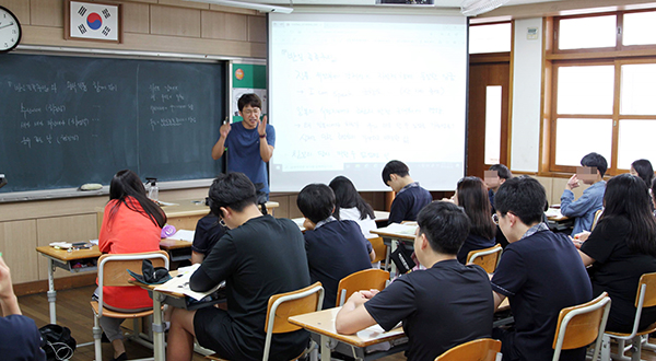 전교조대전지부는 6일 대전지역 초·중학교 2곳에서 일본 경제보복조치를 계기로 잘못된 한일 관계를 청산하고자 역사 바로세우기 계기수업을 했다. (사진=저작권자(c) 연합뉴스, 무단 전재-재배포 금지)