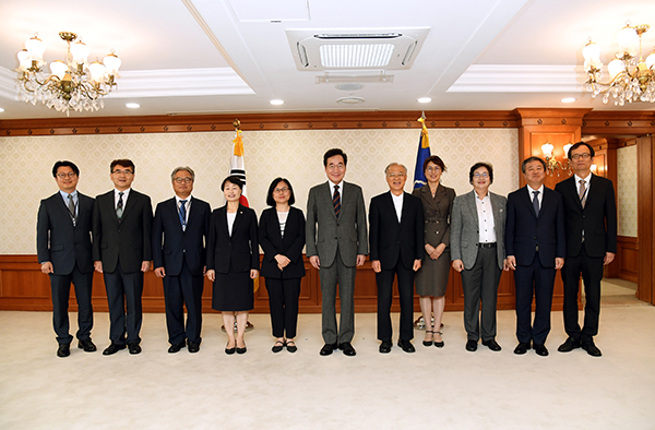 이낙연 국무총리가 자살예방정책위원회 위원들과 기념촬영을 하고 있다.