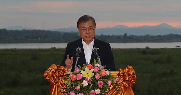 라오스를 국빈방문 중인 문재인 대통령이 5일 오후 비엔티안시 메콩강변 사업현장에서 ‘한-메콩 협력 구상’을 발표하고 있다. (사진=저작권자(c) 연합뉴스, 무단 전재-재배포 금지)