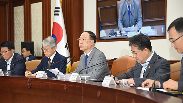 홍남기 경제부총리 겸 기획재정부 장관이 11일 정부서울청사에서 열린 제23차 경제활력대책회의에서 발언하고 있다.