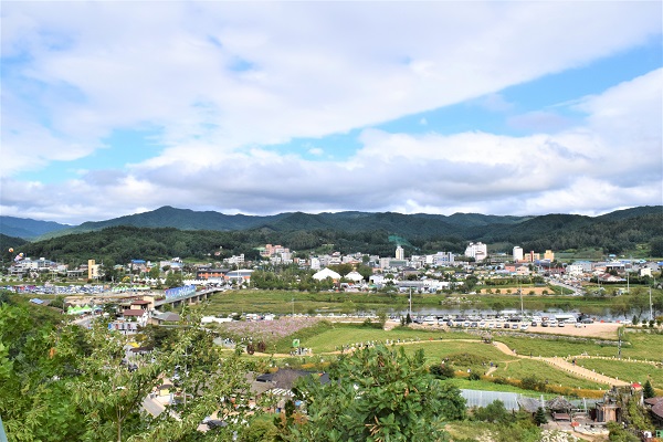 ‘이효석 문학관’에서 바라본 남안동 마을의 모습