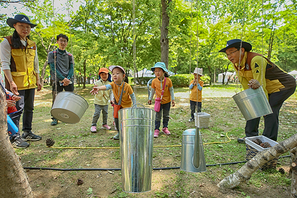 지난 5월 24일 서울 서초구 양재시민의숲에서 열린 자연휴양림 30주년 기념 숲 문화 축제 ‘휴 문화 한마당, 숲 교육 어울림’ 행사에서 아이들이 솔방울 던지기 체험을 하고 있다. (사진=저작권자(c) 연합뉴스, 무단 전재-재배포 금지)